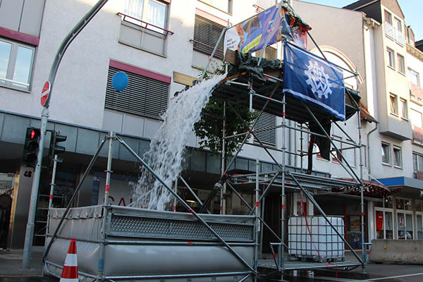 Wasserfall am Stand vom THW. Mittels Tauchpumpe, die normalerweise nur bei einem Hochwasser oder Starkregenereignis zum Einsatz kommt, wird der Wasserfall betrieben und sorgt fr eine Abkhlung der Besucher. Fotos: THW