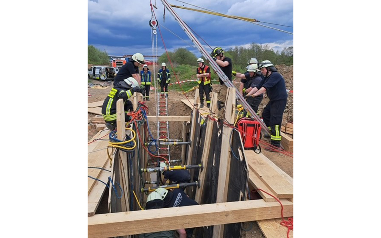 40 Feuerwehrkrfte der VG Betzdorf-Gebhardshain trainierten Einsatz bei Tiefbauunfall