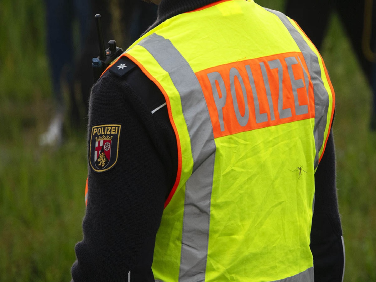 Dreister Diebstahl in Altenkirchen - Polizei sucht nach Tterin mittels Videoaufnahmen