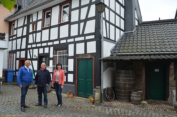 Es gab einen fachlichen Austausch zu den Frdermglichkeiten vor Ort (von links) 1. Kreisbeigeordneter Achim Hallerbach, Vereinsvorsitzender Dankward Heinrich und Dorferneuerungsexpertin Margit Rdder-Rasbach. Foto: Kreisverwaltung