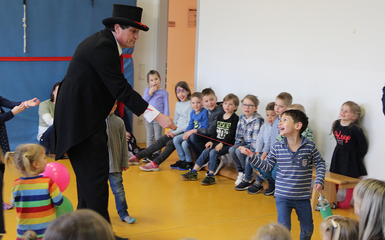 Ein besonderes Highlight des Tages war der Zauberer. (Foto: Lebenshilfe Altenkirchen/GSB)