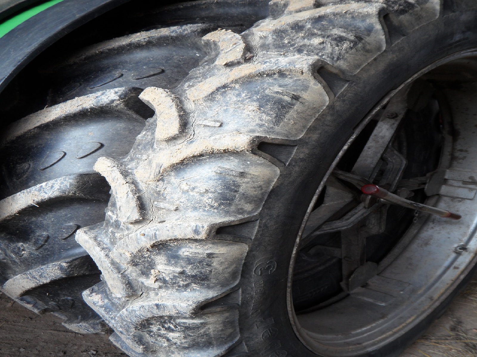 Eilmeldung: Traktor auer Kontrolle - Tragischer Unfall bei Heuernte in Rennerod