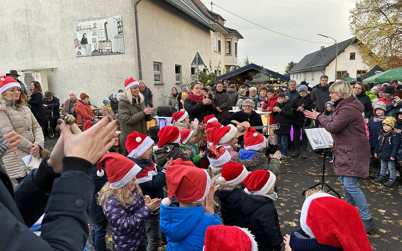 Die Kinder prsentierten auf dem Weihnachtsmarkt in Helmenzen Weihnachtslieder. (Foto: Kita Traumland)