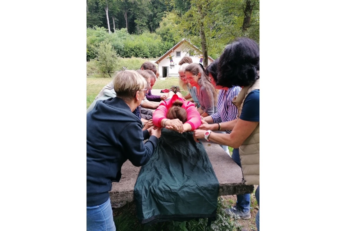 Mit wenigen Fingern einen Menschen schweben lassen: Mit Hilfe der Erlebnispdagogik, und etwas Magie wurde deutlich, wie stark eine Gemeinschaft sein und in Zeiten der Trauer Kraft geben kann. (Foto: Hospizverein Neuwied)