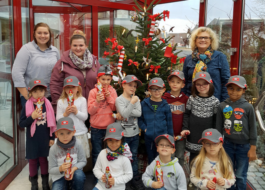 Die Ranzenbande der Oberlahrer Kindertagessttte St. Antonius schmckte den Weihnachtsbaum bei Treif. (Foto: privat) 