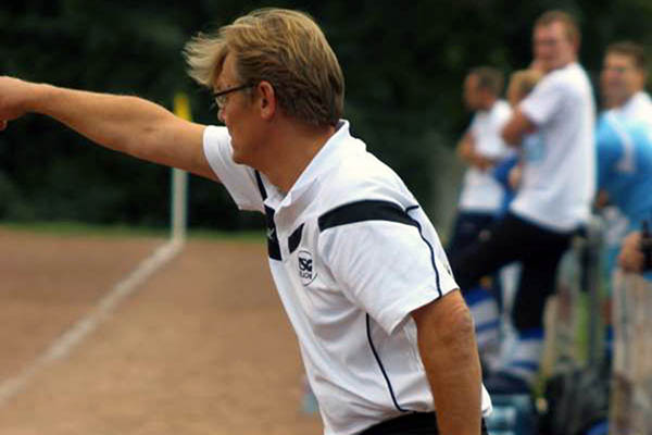 TSG-Trainer Michael Schneider voll in seinem Element. Die Niederlage gegen die SG St. Katharinen II konnte auch er nicht verhindern. Foto: Verein