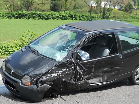 Der beteiligte Renault Twingo war nicht mehr fahrbereit. (Foto: Polizei) 