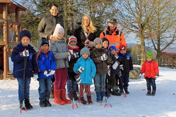 Die Laubfrsche vom Waldkindergarten mit stellvertretender Leiterin Astrid Eul (links) und pdagogischer Fachkraft Heike Schmitz (Mitte) freuen sich ber die von Paul Krist (Leiter des Bau- und Betriebshofs der Stadt Bad Honnef) berreichten neuen Mllzangen und kleinen Arbeitshandschuhe, weil die Kinder den Wald sauber halten wollen. Foto: Privat