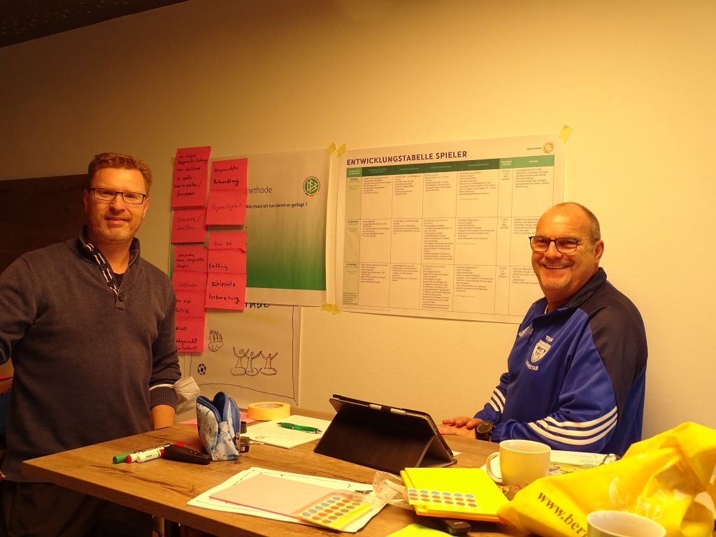 Aufmerksam verfolgen die Teilnehmer am Kurs DFB-Kindertrainer Zertifikat den Ausfhrungen der Referatsleiter (von rechts) Peter Stanger und Alexander Stahl. Fotos: Willi Simon