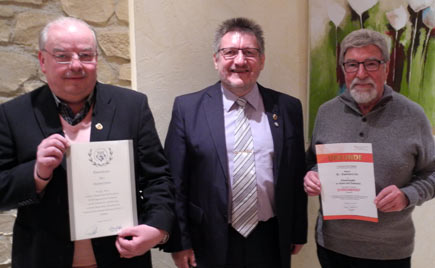 Dr. Eberhard Uhr (rechts) und Manfred Ebener (links) wurden von Hubert Latsch vom Kreismusikverband Altenkirchen geehrt. Foto: Verein