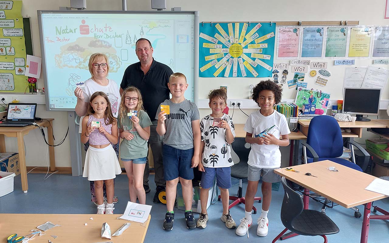 Schulkinder basteln mit der Sparkasse Westerwald-Sieg Geldbrsen aus Tetra Pack