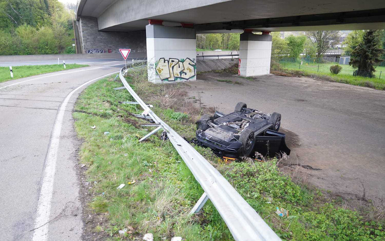 Ein Porsche ist von der Fahrbahn abgekommen und hat sich berschlagen. (Fotos: Uwe Schumann)