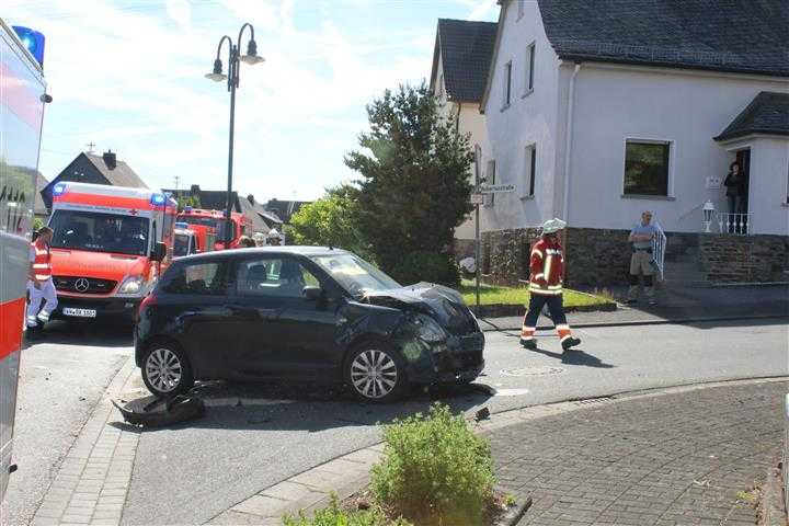 Die Fahrerin des Kleinwagens wurde mit leichten Verletzungen in ein Krankenhaus eingeliefert. Foto: Polizei