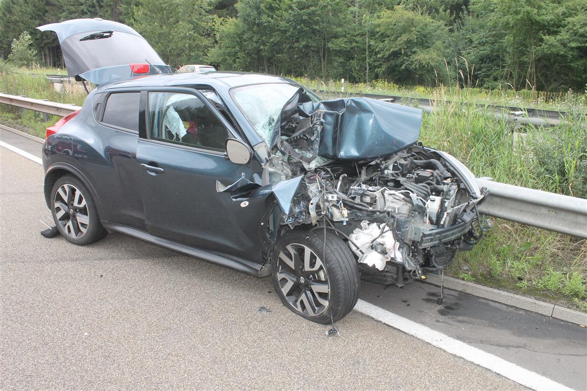 PKW fhrt unter LKW  Frau schwer verletzt