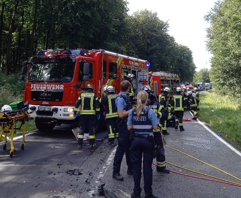 Erneut aktualisiert: schwerer Verkehrsunfall auf der B 256 