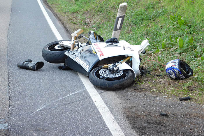 PKW-Fahrer bersieht Motorradfahrer