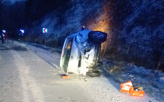 Zu schnell im Schnee: Zwei Leichtverletzte bei Unfall auf der L 278 