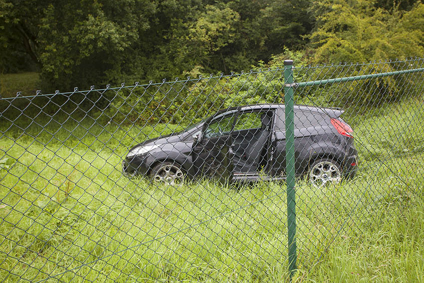 In Dierdorf kam ein PKW auf einem Firmengelnde zum Stehen. Fotos: Wolfgang Tischler