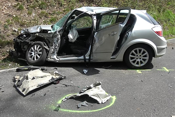 Schwerer Unfall zwischen LKW und PKW  vier Verletzte