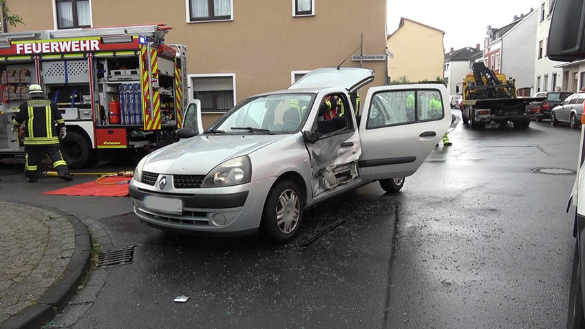 Feuerwehr musste Fahrer nach Unfall befreien