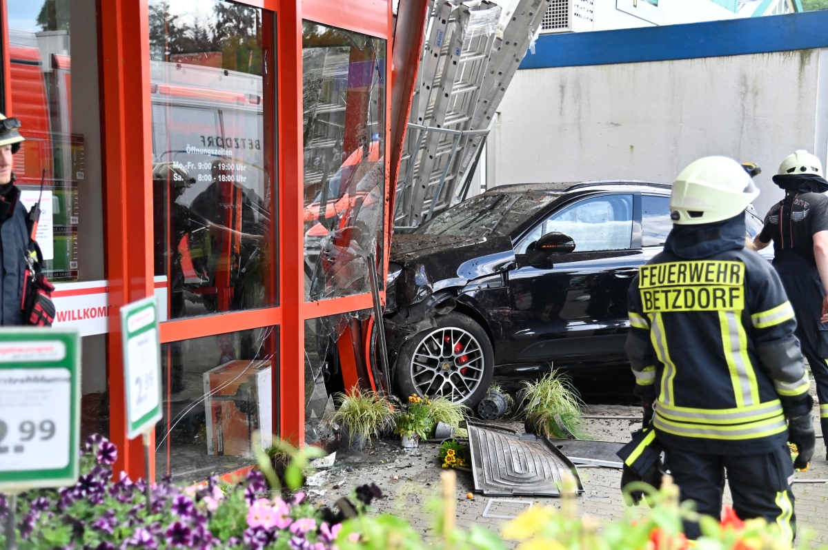 Schwerverletzte  Porsche fhrt in Eingangsbereich vom Hagebau Betzdorf
