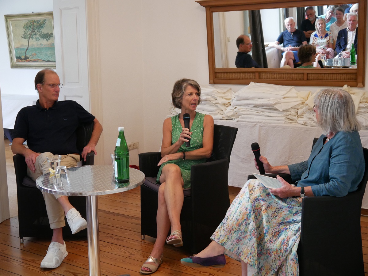 Doris Simon mit den Moderatoren Daniela Weingrtner und Jochen Hoenig beim 11. Europischen Salon. (Foto: Villa Weingrtner)