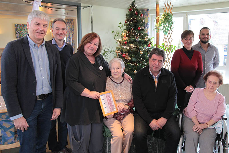 Bescherung kurz vor Weihnachten fr Renate Schoor und Christa Zllner (3. und 4. von links). Foto: Heribert Frieling