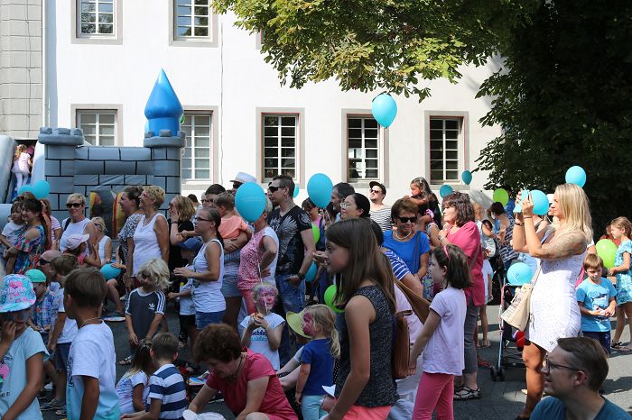 Mit einem groen Theaterfest hat die Intendantenzeit von Lajos Wenzel am Schlosstheater auch offiziell begonnen. Fotos: Ulrike Puderbach