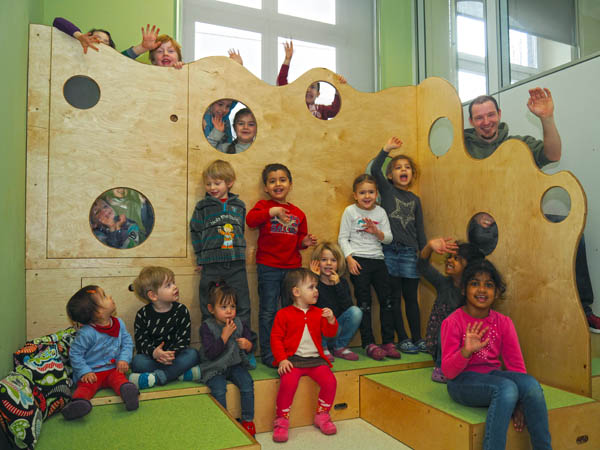 Die Kinder sind mchtig stolz auf ihre Arbeit. Seit November kam Oliver Lumma (rechts) mehrmals pro Woche in die Kita. Foto: Stadtverwaltung Bendorf