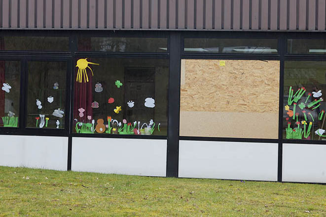 Zum Beispiel wurden an der Dierdorfer Grundschule Fenster eingeworfen. Foto: Wolfgang Tischler