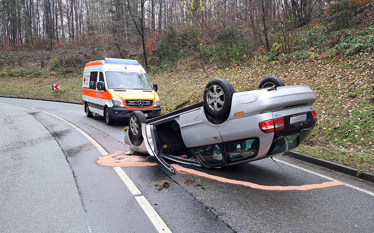 Bei einem Unfall landete das Fahrzeug auf dem Autodach. (Fotos: VG-Feuerwehr)