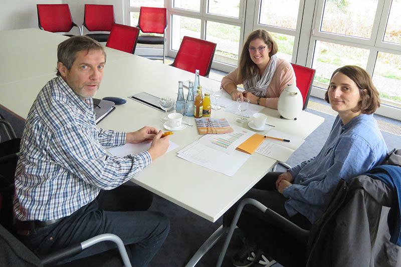 Um sich ein Bild von der Arbeit zu machen, hatte Gabi Schfer (Mitte), Stabsstelle Umwelt, Energie und Natur zu einem gemeinsamen Treffen eingeladen. Links: Martin Knopp, rechts: Carmen Strh. Foto: Kreisverwaltung