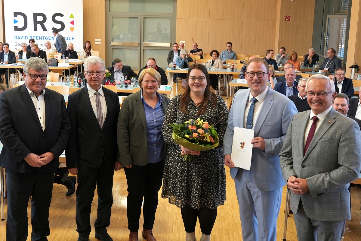 Zur Ernennung zum ersten Beigeordneten des Landkreises Neuwied ab dem 1. Mai 2024 gratulierte Landrat Achim Hallerbach gemeinsam mit dem gesamten Kreisvorstand mit Amtsvorgnger Michael Mahlert und den Beigeordneten Birgit Haas und Werner Wittlich nicht nur Philipp Rasbach, sondern auch Ehefrau Alicia. (Fotos: Martin Boden/Kreisverwaltung Neuwied)