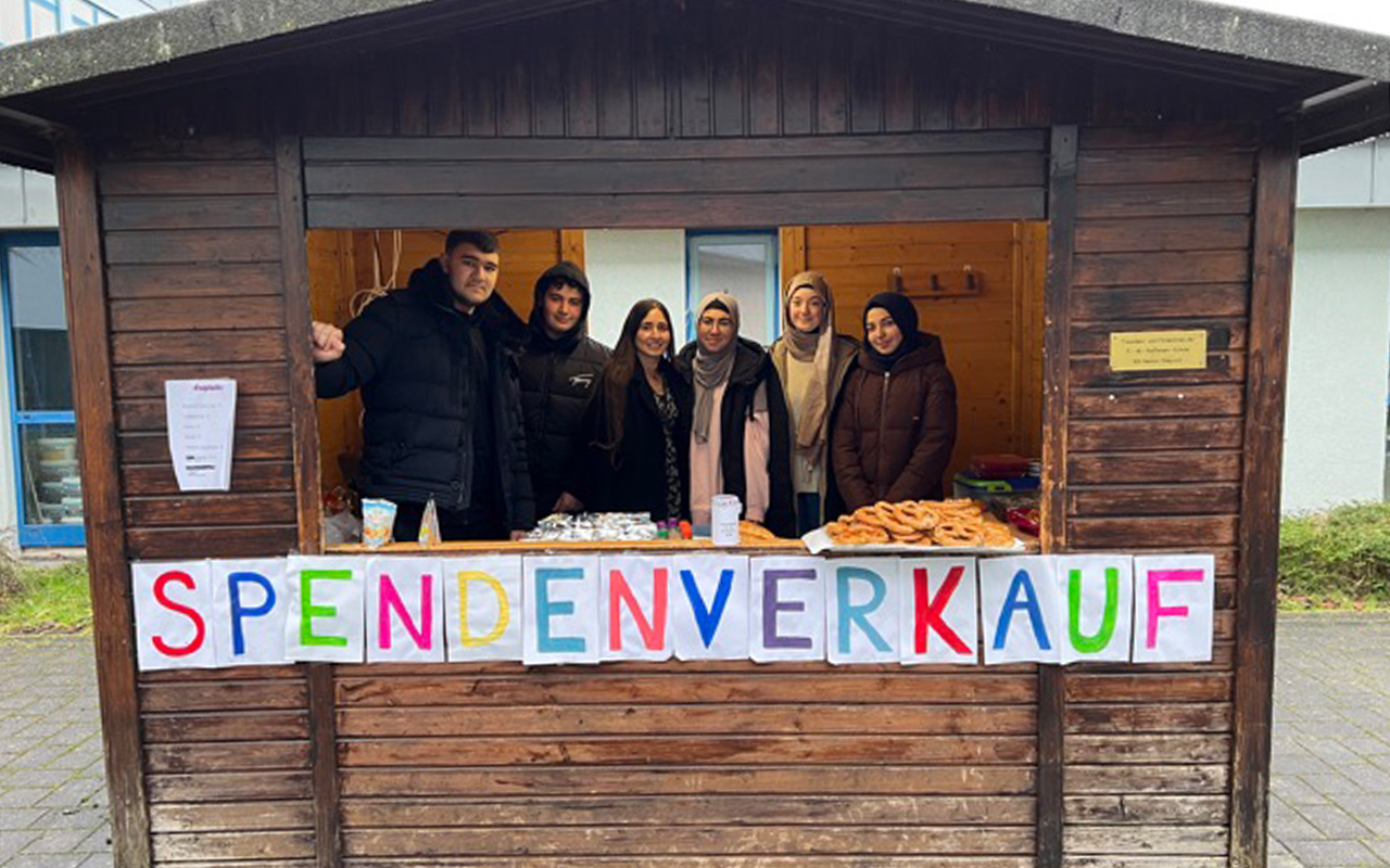 In der Verkaufshtte auf dem Schulhof bereiten die Schler den Spendenverkauf vor. (Fotos: Incinur Zeycan)