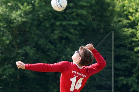 Der dritte Spieltag der Faustball-Verbandsliga Mittelrhein der Herren bescherte dem VfL Kirchen in Wasenbach den ersten Sieg der laufenden Freiluftsaison. (Foto: Verein)