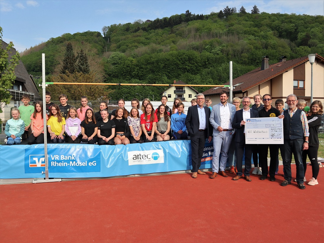 ber die Spende der VR Bank Rhein-Mosel freuen sich die jungen Athleten des Vereins wie ihr Trainerinnenteam sowie der Vorsitzende des VfL Wolfgang Bernath, die "Abteilungsleiterin Leichtathletik" Victoria Hampel und Geschftsfhrer Josef Ho. (Foto: privat)