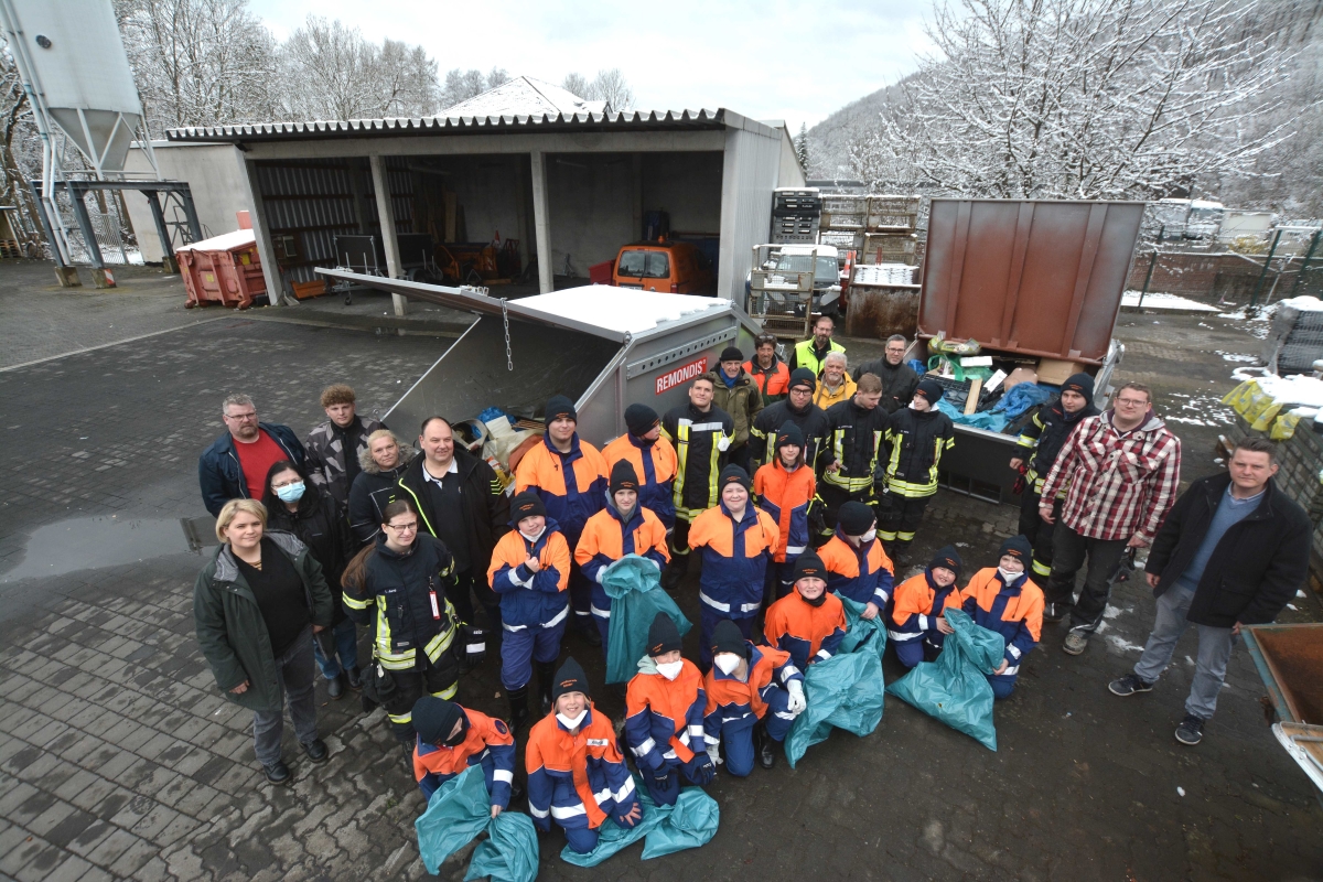 Dem Schnee trotzten diese Helferinnen und Helfer und sammelten so weit es mglich war Mll und Abfall ein. (Fotos: tt)