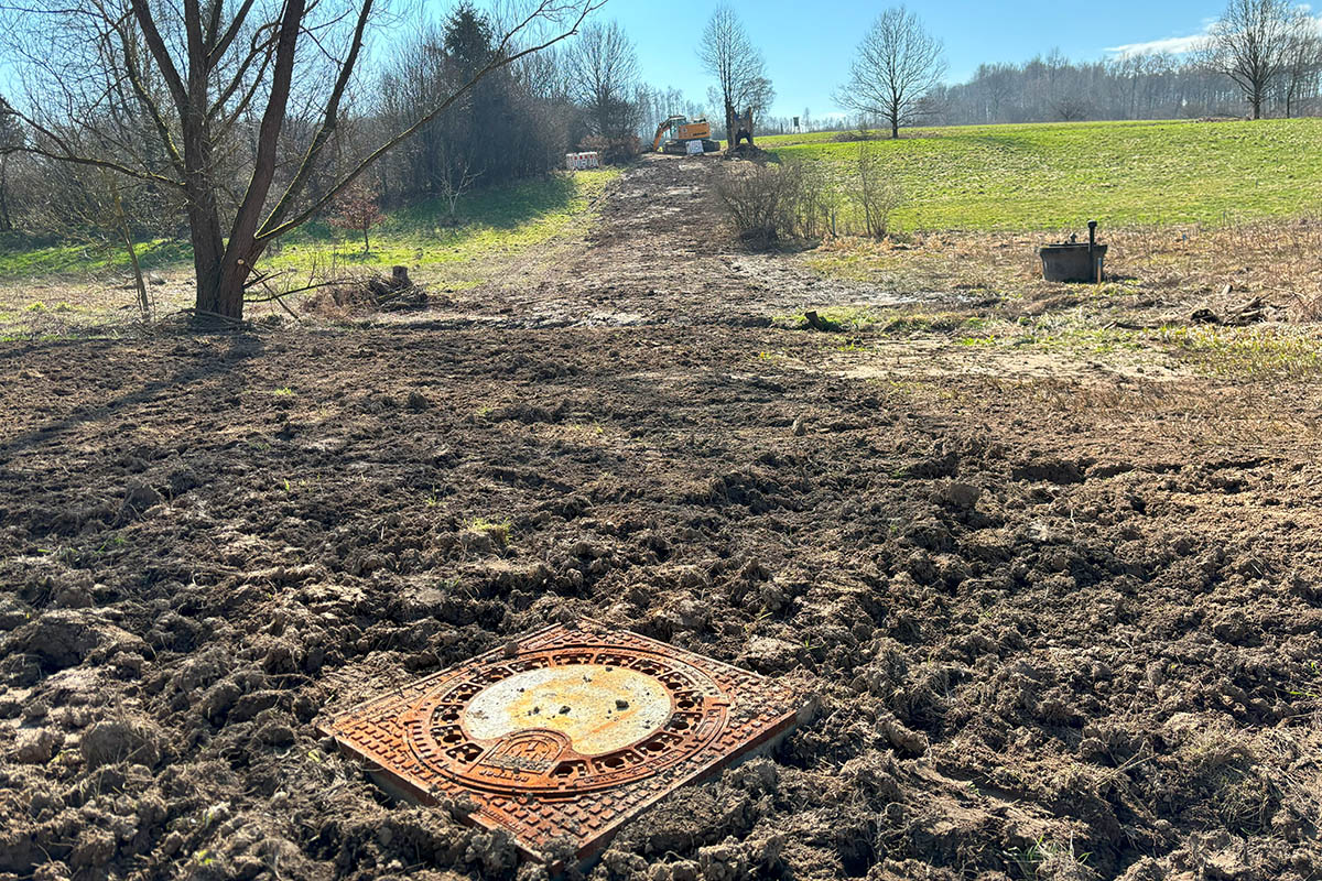 Nach Anschluss an den Hauptsammler in Richtung Klranlage Altenkirchen-Leuzbach wurde der Srther Bach gequert. Fotos: VGWE Hachenburg