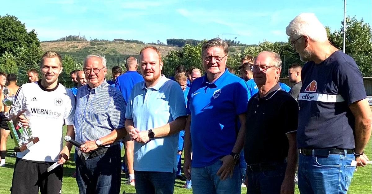 Von links: Daniel Krmer (Spielfhrer SV Adler 09 Niederfischbach I) mit Pokal.,                                                                                     Klaus-Jrgen Griese (Sportbeauftragter), Andreas Hundhausen (VG-Brgermeister),                                                                                                               Harald Link (Vorsitzender SG Mudersbach/Brachbach), Uli Merzhuser (VG-Beigeorneter) und Harald Diehl (Erzquellbrauerei). (Foto: Sportbeauftragter)