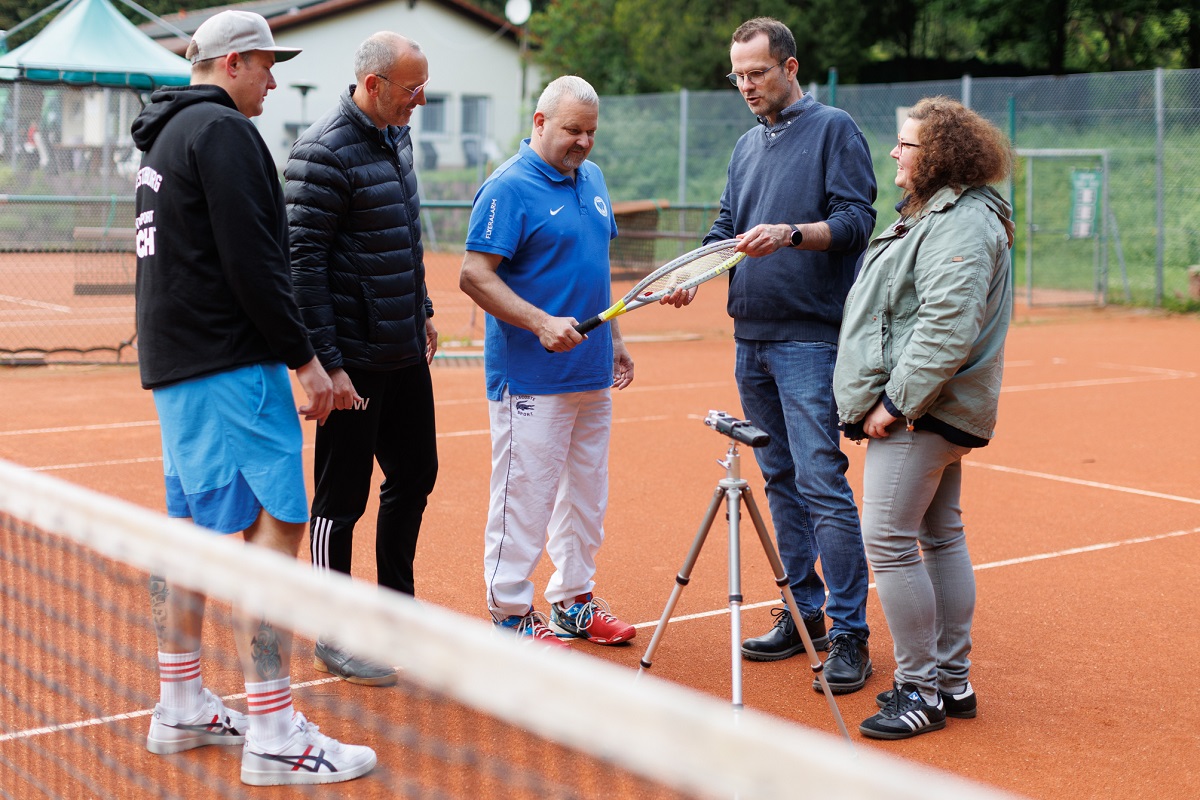 Pfarrer Maic Zimmermann (Zweiter von rechts) und Vikarin Friederike Zeiler im Interview mit Vertretern des Tennisclubs: Bjrn Mller, Christian Weber und Thomas Neu (von links). (Foto: Peter Bongard)