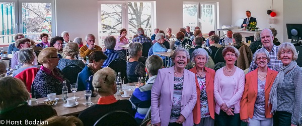 Blick in den Veranstaltungsraum mit Brgermeister Hans-Werner Breithausen am Rednerpult. Im Vordergrund das Rengsdorfer Kom(m)dchen mit von links nach rechts: Bruni Velden, Liane Barg, Renate Zimmermann, Irmgard Melsbach, Irmgard Kutscher und Martin Sandmann. Foto: Privat