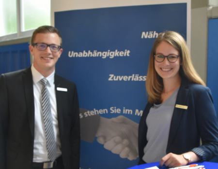 Kundenberater Pascal Lichtenthler und die Auszubildende Henrike Lenz vertraten die Volksbank Daaden auf der 13. Daadener Ausbildungsbrse. (Foto: Volksbank Daaden)