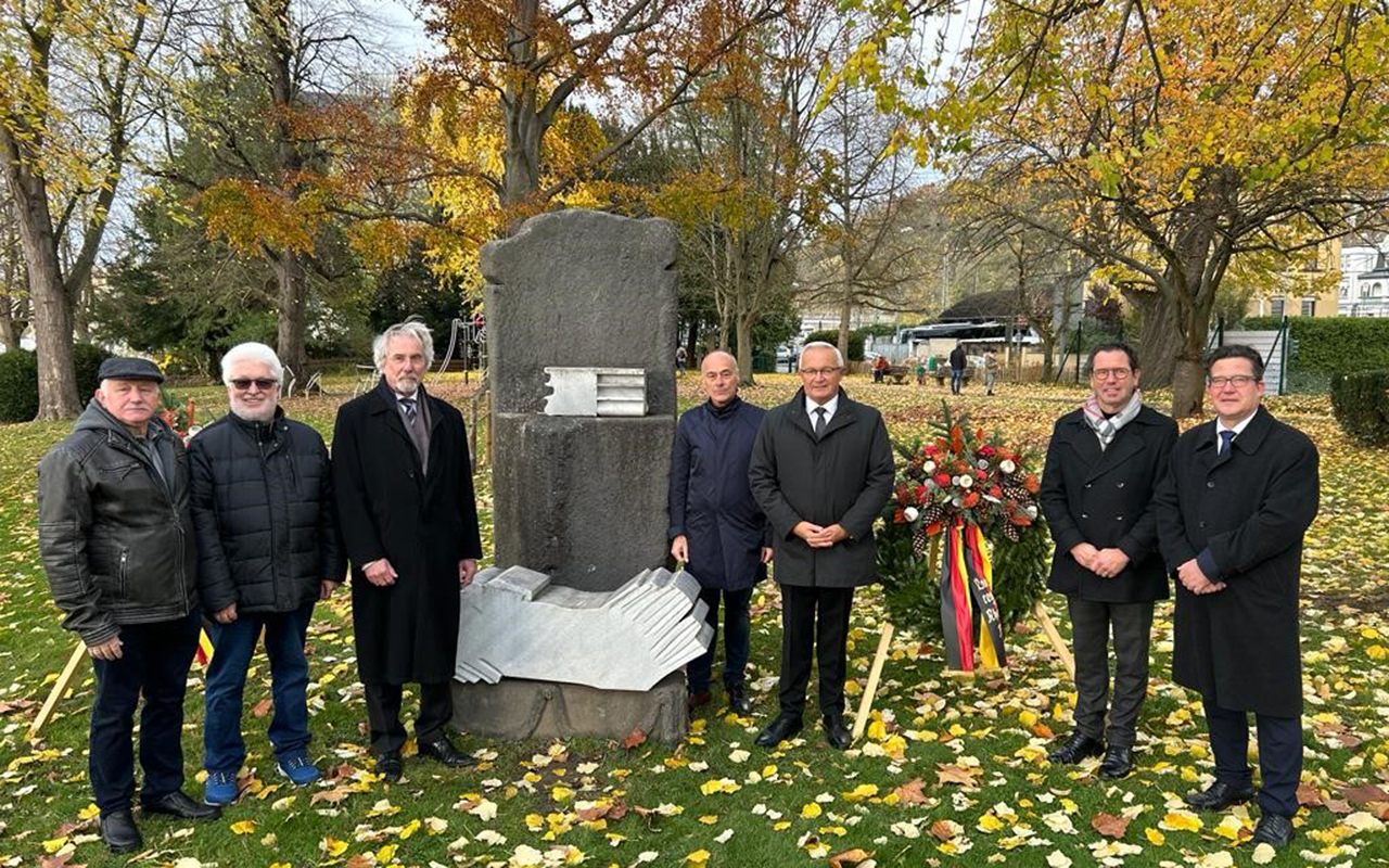 Gemeinsam mit Frank Becker, Hans Georg Faust, Lothar Anhalt, Helmut Muthers und Detlef Nonnen sowie Mitgliedern des VdK gedachte Achim Hallerbach in Linz den Opfern von Gewalt. (Foto: Dennis Swirsky)
