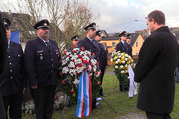 Im ganzen Land wurden heute, wie hier in Neuwied, Krnze zum Gedenken an die Toten niedergelegt. Fotos: Wolfgang Tischler