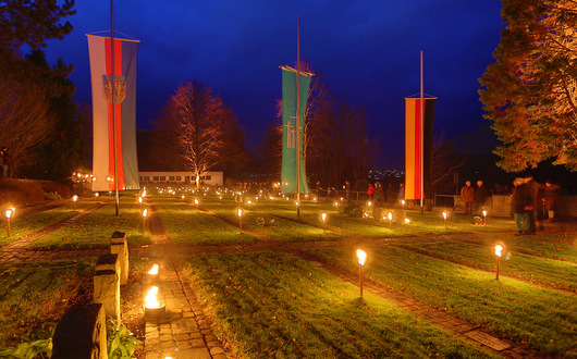 Am Volkstrauertag wird der Friedhof in Montabaur in den Abendstunden feierlich erleuchtet (Bild: Nitz Fotografie)