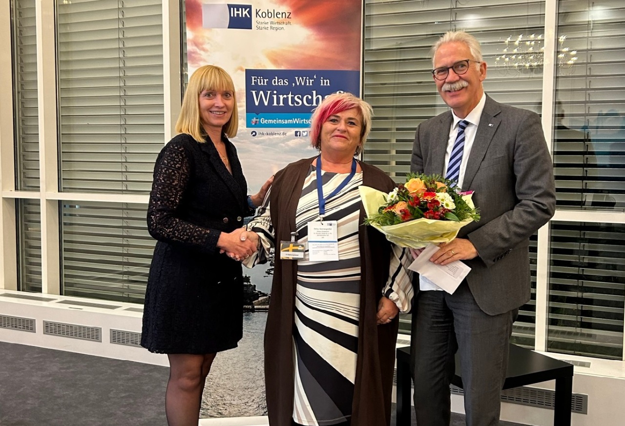 IHK-Prsidentin Susanne Szczesny-Oing (links) und IHK-Hauptgeschftsfhrer Arne Rssel gratulieren Petra Kannengieer zur Ernennung als Vorsitzende des IHK-Unternehmerinnenausschusses. (Foto: IHK Koblenz)
