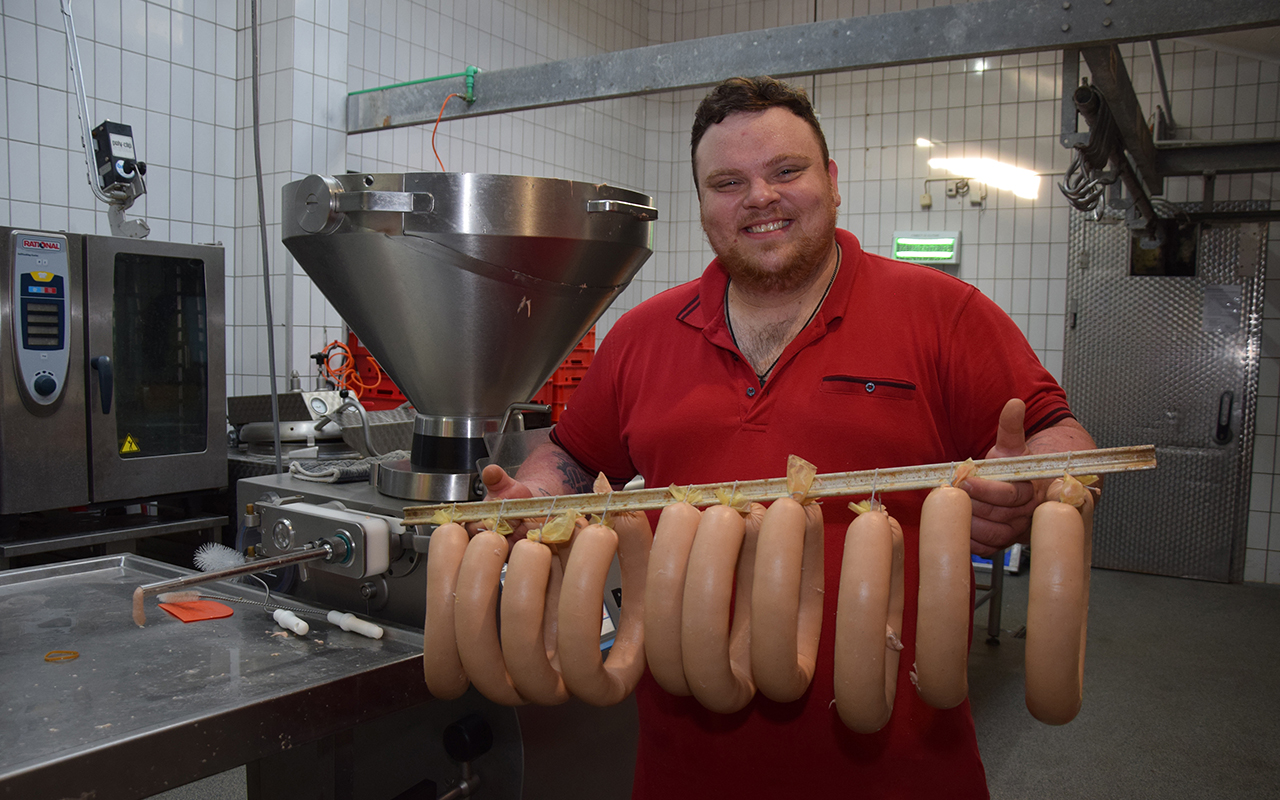 Beim Online-Voting fr die Wahl zum Mister Handwerk 2024 ist Fleischermeister Ren Johann, der in Koblenz Betriebsinhaber ist, weiter im Rennen. (Foto: Dagmar Schweickert/HwK)
