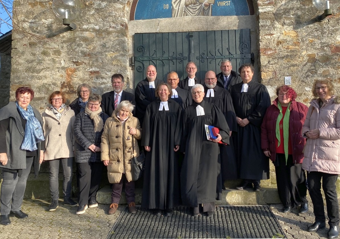 Anja Barth (vordere Reihe mittig zweite von rechts) wurde in einem Festgottesdienst in der Birnbacher Kirche durch Superintendentin Andrea Aufderheide (vordere Reihe mittig rechts) zur Prdikantin ordiniert. (Foto: Petra Stroh)