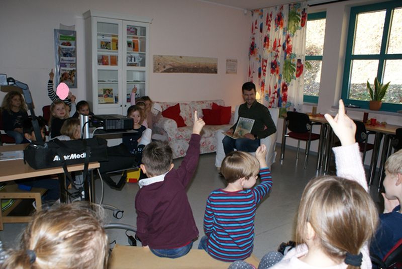 Stadtbrgermeister Stefan Leukel im Kinderhaus zum Vorlesen