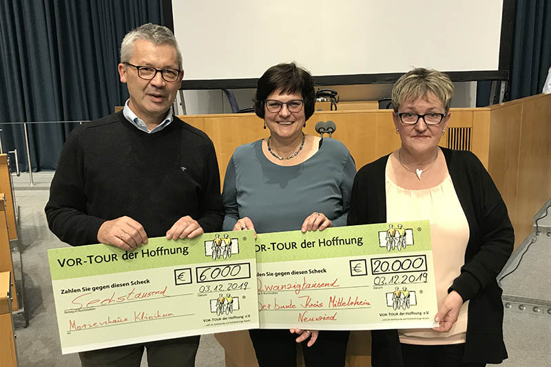 Dr. Michael Ehlen, Chefarzt der Klinik fr Kinder- und Jugendmedizin des Marienhaus Klinikums St. Elisabeth Neuwied (links), Antje Zimmer, Leiterin der Nachsorge Bunten Kreis Mittelrhein e.V. (Mitte) sowie Gaby Kramer, Nachsorge  und Kinderkrankenschwester Bunten Kreis Mittelrhein e.V. freuen sich ber die Honorierung ihrer Arbeit und die grozgige Untersttzung ihrer Projekte durch die Spendenbetrge. Foto: mhk